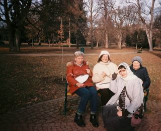 Na stylu a věku nezáleží – AIRBO tašky si rozumí se všemi🩵 Ať už máš v ruce analog, mobil nebo pletací jehlice, naše...