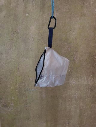 🪡 PATCHWORK MODE ON. Dokonce i zbytky z šití našich tašek si zaslouží druhý život. Z odstřižků, které zbyly po šití,...